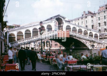 Ponte di Rialto sul Canal grande a Venezia, Italia. Immagine di archivio da 1965. Foto Stock