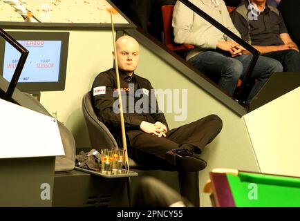 Sheffield, Regno Unito. 18th Apr, 2023. 18th aprile 2023; The Crucible, Sheffield, Inghilterra: 2023 Cazoo World Snooker Championship, Day 4; Elliot Seleesor Credit: Action Plus Sports Images/Alamy Live News Foto Stock