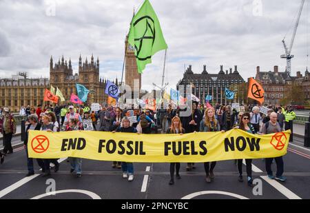 Londra, Regno Unito, 13th aprile 2022. Manifestanti su Westminster Bridge. Estinzione i manifestanti della ribellione hanno marciato attraverso il centro di Londra, chiedendo che il governo agisca sulla crisi ecologica e climatica. Foto Stock
