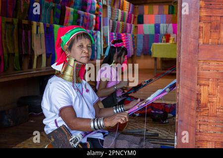 Mandalay, Myanmar, 15 novembre 2016: Donna asiatica a collo lungo Kayan Padaung in costume tradizionale. Minoranza etnica in Asia. Bel ritratto di triba Foto Stock