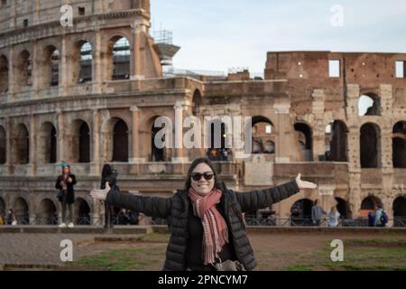 Invecchiamento migliore e insieme oltre 50. Viaggiare insieme in Italia, visitare il Colosseo di Roma. Celebrando 25 anni di matrimonio, matrimonio d'argento. Foto Stock