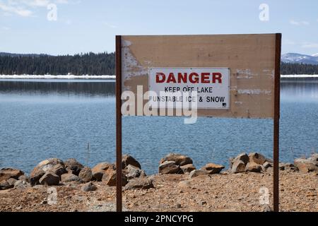 Firma al lago Almanor in Plumas County California USA avvertimento di ghiaccio instabile di fronte al lago scongelato. Foto Stock