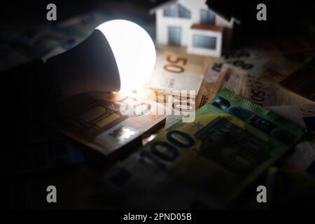 Bolletta elettrica accanto a calcolatrice, lampadina e denaro. Concetto di prezzo dell'elettricità Foto Stock