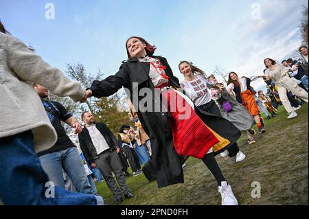 LVIV, UCRAINA - 16 APRILE 2023 - le persone ballano durante la celebrazione pasquale al Museo di architettura e vita popolare di Klymentii Sheptytskyi (Shevche Foto Stock