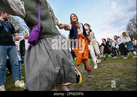 LVIV, UCRAINA - 16 APRILE 2023 - le persone ballano durante la celebrazione pasquale al Museo di architettura e vita popolare di Klymentii Sheptytskyi (Shevche Foto Stock