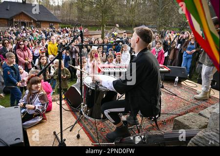 LVIV, UCRAINA - 16 APRILE 2023 - gli spettatori ascoltano musica durante la celebrazione pasquale al Museo di architettura popolare di Klymentii Sheptytskyi e. Foto Stock