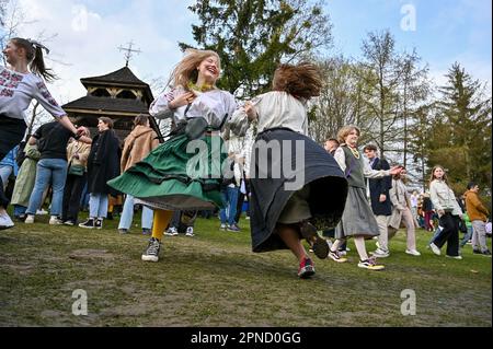 LVIV, UCRAINA - 16 APRILE 2023 - le donne ballano durante la celebrazione pasquale al Museo di architettura e vita popolare di Klymentii Sheptytskyi (Shevchen Foto Stock