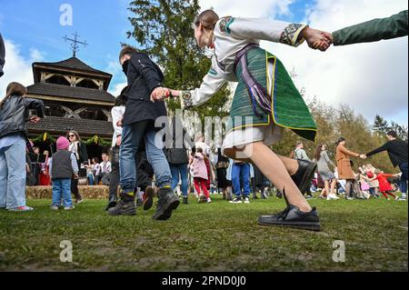 LVIV, UCRAINA - 16 APRILE 2023 - le persone ballano durante la celebrazione pasquale al Museo di architettura e vita popolare di Klymentii Sheptytskyi (Shevche Foto Stock