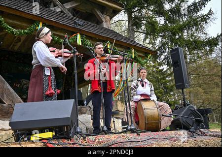 LVIV, UCRAINA - 16 APRILE 2023 - i musicisti suonano durante la celebrazione pasquale presso il Museo di architettura e vita popolare di Klymentii Sheptytskyi (Shevc Foto Stock