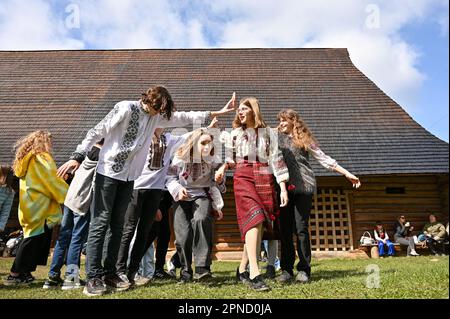 LVIV, UCRAINA - 16 APRILE 2023 - i giovani ballano durante la celebrazione pasquale al Museo di architettura e vita popolare di Klymentii Sheptytskyi (She Foto Stock