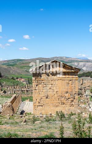 Vista di (Tempio di Gens Settimia) nell'antica città di Cuicul-Djemila. Sito patrimonio dell'umanità dell'UNESCO. Foto Stock