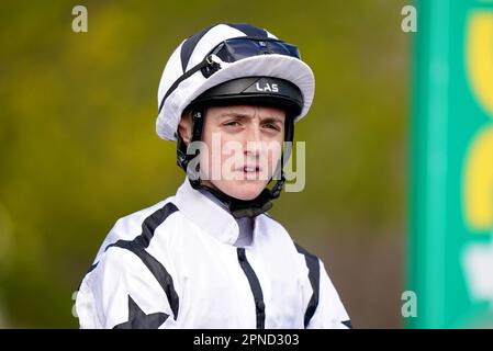 Jockey Jonny Peate davanti alla Close Brothers handicap il primo giorno del bet365° Craven Meeting all'ippodromo di Newmarket. Data immagine: Martedì 18 aprile 2023. Foto Stock