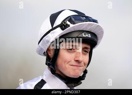 Jockey Jonny Peate davanti alla Close Brothers handicap il primo giorno del bet365° Craven Meeting all'ippodromo di Newmarket. Data immagine: Martedì 18 aprile 2023. Foto Stock