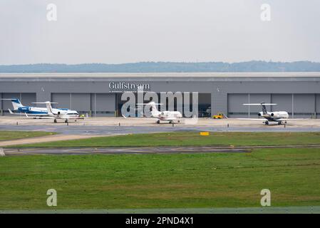 Gulfstream MRO Hangar, aeroporto di Farnborough, Hampshire, Regno Unito. Getti privati parcheggiati all'esterno. Manutenzione, riparazione e operazioni hangar di VolkerFitzpatrick Foto Stock