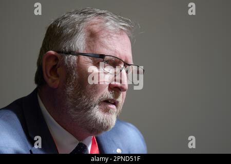 Doug Beattie, leader del Partito Unionista dell'Ulster (UUP), parla con i media mentre partecipa alla conferenza internazionale di tre giorni alla Queen's University Belfast per celebrare il 25th° anniversario dell'accordo Belfast/Venerdì Santo. Data immagine: Martedì 18 aprile 2023. Foto Stock