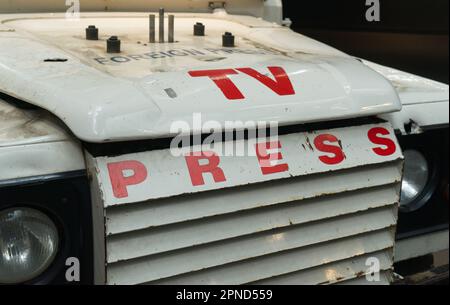 Reuters Press e Media Land Rover veicolo utilizzato nelle zone di combattimento. In mostra all'Imperial War Museum di Londra. Foto Stock