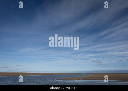 18.10.22. Causway che unisce l'Isola Santa di Lindisfarne alla terraferma nel Northumberland, Inghilterra. Credit: Notizie SMP Foto Stock