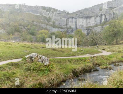 Malham Cove il 20th ottobre 2022 a Malham, North Yorkshire, Inghilterra. Credit: Notizie SMP Foto Stock