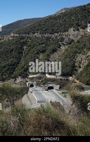 Ingresso/uscita del tunnel autostradale fuori Metsova in primavera Foto Stock