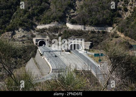 Ingresso/uscita del tunnel autostradale fuori Metsova in primavera Foto Stock