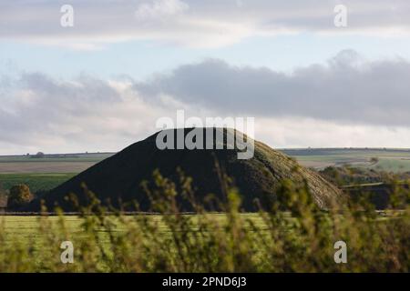 Silbury Hill il 11th novembre 2022 a West Kennett, nel Wiltshire, Inghilterra. Credit: Notizie SMP Foto Stock