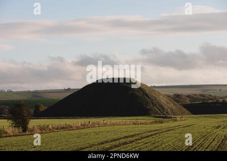 Silbury Hill il 11th novembre 2022 a West Kennett, nel Wiltshire, Inghilterra. Credit: Notizie SMP Foto Stock