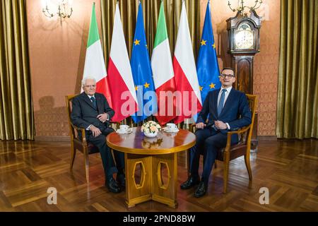 Varsavia, Polonia. 18th Apr, 2023. Il Presidente dell'Italia, Sergio Mattarella (L) e il primo Ministro della Polonia, Mateusz Morawiecki, hanno visto al tavolo durante l'incontro presso l'ufficio del primo Ministro. Il Presidente della Repubblica italiana è in visita ufficiale in Polonia. La cooperazione bilaterale nei settori della sicurezza, della politica e dell'economia, nonché il coordinamento delle attività connesse alla guerra in Ucraina sono stati tra i temi dell'incontro di martedì tra il primo Ministro Mateusz Morawiecki e il Presidente italiano Sergio Mattarella. Credit: SOPA Images Limited/Alamy Live News Foto Stock