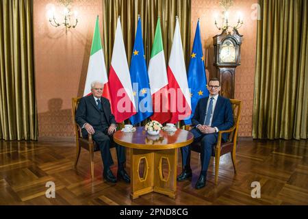 Varsavia, Polonia. 18th Apr, 2023. Il Presidente dell'Italia, Sergio Mattarella (L) e il primo Ministro della Polonia, Mateusz Morawiecki, hanno visto al tavolo durante l'incontro presso l'ufficio del primo Ministro. Il Presidente della Repubblica italiana è in visita ufficiale in Polonia. La cooperazione bilaterale nei settori della sicurezza, della politica e dell'economia, nonché il coordinamento delle attività connesse alla guerra in Ucraina sono stati tra i temi dell'incontro di martedì tra il primo Ministro Mateusz Morawiecki e il Presidente italiano Sergio Mattarella. Credit: SOPA Images Limited/Alamy Live News Foto Stock