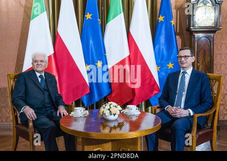 Varsavia, Polonia. 18th Apr, 2023. Il Presidente dell'Italia, Sergio Mattarella (L) e il primo Ministro della Polonia, Mateusz Morawiecki, hanno visto al tavolo durante l'incontro presso l'ufficio del primo Ministro. Il Presidente della Repubblica italiana è in visita ufficiale in Polonia. La cooperazione bilaterale nei settori della sicurezza, della politica e dell'economia, nonché il coordinamento delle attività connesse alla guerra in Ucraina sono stati tra i temi dell'incontro di martedì tra il primo Ministro Mateusz Morawiecki e il Presidente italiano Sergio Mattarella. Credit: SOPA Images Limited/Alamy Live News Foto Stock