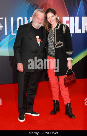 Amy Gilliam e Terry Gilliam partecipano alla Premiere britannica "The French Dispatch" durante il BFI London Film Festival 65th al Royal Festival Hall di Londra. Foto Stock