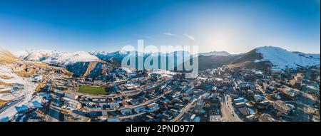 Vista panoramica sui droni del paesaggio e della stazione sciistica nelle Alpi francesi, Alpe D'Huez, Francia - Europa Foto Stock