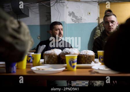 Avdiivka, Ucraina. 18th Apr, 2023. Il presidente ucraino Volodymyr Zelenskyy, al centro, partecipa a un briefing da parte dei comandanti di un'unità di prima linea dei marines ucraini nella regione di Donetsk, il 18 aprile 2023 ad Avdiivka, Ucraina. Credit: Foto piscina/Ufficio stampa presidenziale ucraino/Alamy Live News Foto Stock