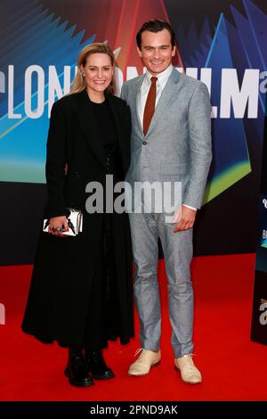 Aimee Mullins e Rupert Friend partecipano alla Premiere britannica "The French Dispatch" durante il BFI London Film Festival 65th al Royal Festival Hall di Londra. Foto Stock