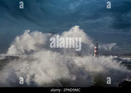 Entrata del porto di Povoa de Varzim durante la tempesta, a nord del Portogallo. Foto Stock