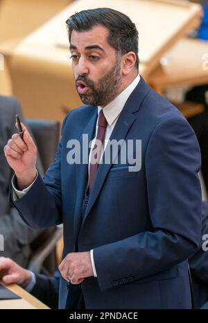 Il primo ministro Humza Yousaf ha rilasciato una dichiarazione sulle "nostre priorità per la Scozia”, nella camera principale del Parlamento scozzese di Edimburgo. Data immagine: Martedì 18 aprile 2023. Foto Stock