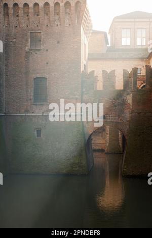 Un raggio di luce nelle acque del fossato di St. Castello di Giorgio nella storica botte di Mantova, Lombardia, Italia. Foto Stock