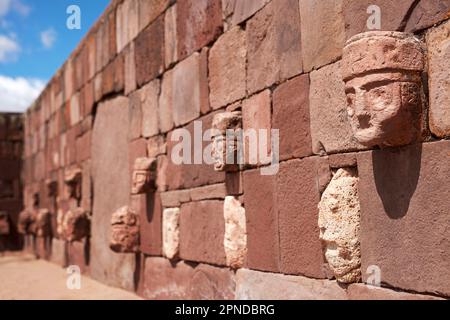 Teste scolpite su un muro all'interno di Tiwanaku (spagnolo: Tiahuanaco), vicino al lago Titicaca, Bolivia. Uno dei più grandi siti archeologici precolombiani. Foto Stock