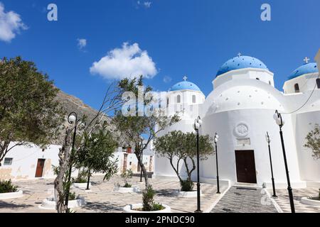 Chiesa della Santa Croce a Perissa sull'isola greca di Santorini. Foto Stock