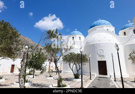 Chiesa della Santa Croce a Perissa sull'isola greca di Santorini. Foto Stock