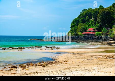 Panorama di Bamboo Beach a Ko Lanta isola, Thailandia. Paradiso tropicale. Foto Stock