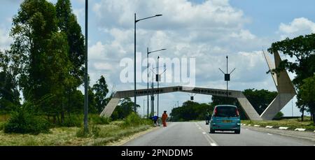Vista stradale con ponte ad Harare, Zimbabwe Foto Stock