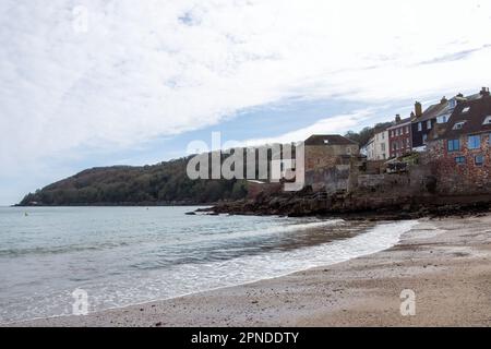 Vista della spiaggia a Kingsand e Cawsand due piccoli villaggi in Cornovaglia Foto Stock