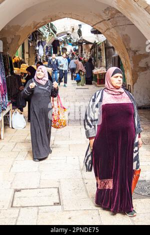 Arab Ladies in vestito tradizionale camminando lungo le strade della Città Vecchia, Gerusalemme Est, Palestina Israele Foto Stock