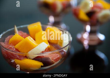 Macedonia di frutta su sfondo nero Foto Stock