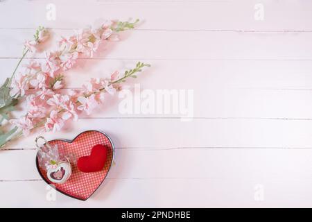 Ogni giorno è il giorno della mamma. I concetti del giorno della madre e del giorno più bello, concetto dell'amore. Cuore rosso con la lettera AMORE MAMMA con bel fiore su sfondo rosa Foto Stock