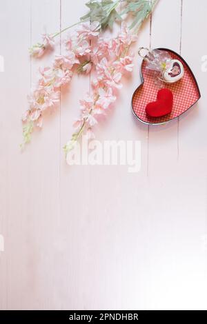 Ogni giorno è il giorno della mamma. I concetti del giorno della madre e del giorno più bello, concetto dell'amore. Cuore rosso con la lettera AMORE MAMMA con bel fiore su sfondo rosa Foto Stock