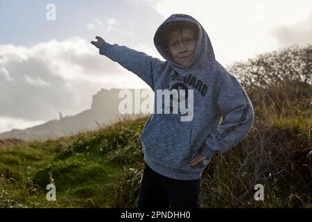 Bambino che indica al vecchio starr trotternish penisola isola di skye, Highlands, scozia, regno unito Foto Stock