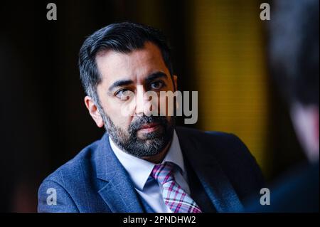 Humza Yousaf, membro della SNP, presenta i piani di indipendenza in un discorso chiave, nel teatro commemorativo Webster di Arbroath. Humza è in corsa per la posizione vacante del primo ministro. Credito: Euan Cherry Foto Stock