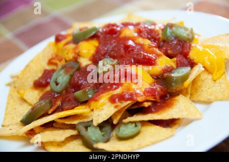Deliziosi natchos con jalapenos e salsa di pomodoro Foto Stock