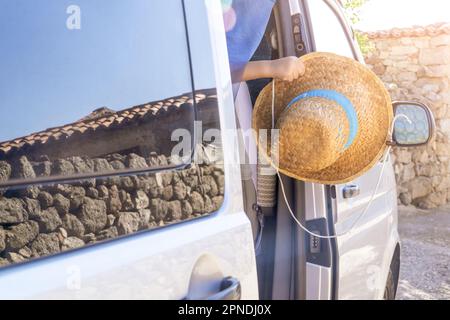 bambino sulla porta di un camper con cappello di paglia Foto Stock